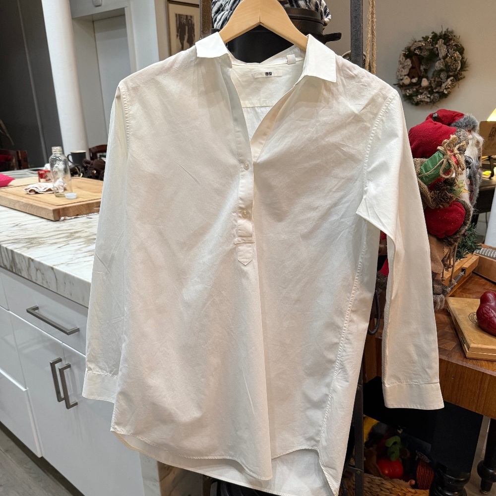 Women's Uniqlo White Tunic Shirt.